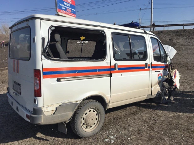 В Новосибирске КамАЗ врезался в машину МЧС. 11 апреля 2017 года.