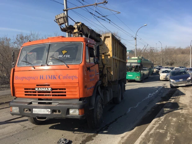 В Новосибирске КамАЗ врезался в машину МЧС. 11 апреля 2017 года.