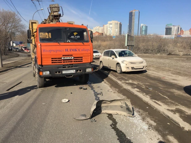 В Новосибирске КамАЗ врезался в машину МЧС. 11 апреля 2017 года.