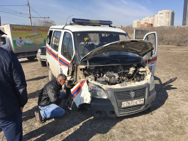 В Новосибирске КамАЗ врезался в машину МЧС. 11 апреля 2017 года.