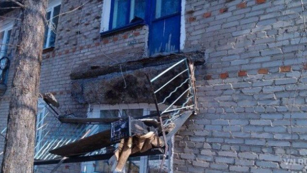 В Новосибирской области в жилом доме рухнул балкон