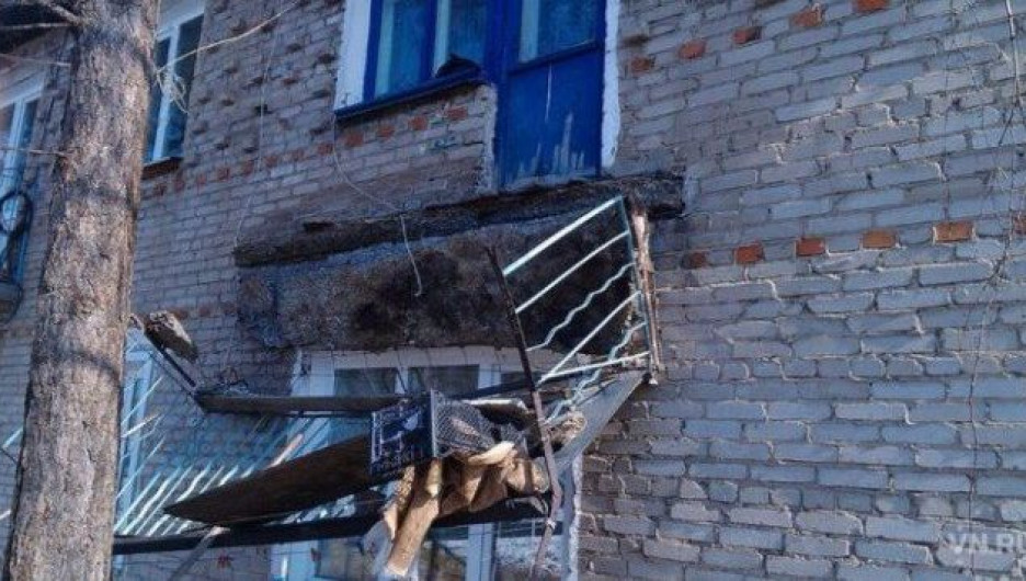 В Новосибирской области в жилом доме рухнул балкон