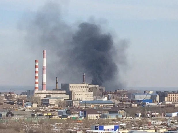 В Барнауле произошел пожар около заброшенного завода технического углерода. 12 апреля 2017 года.