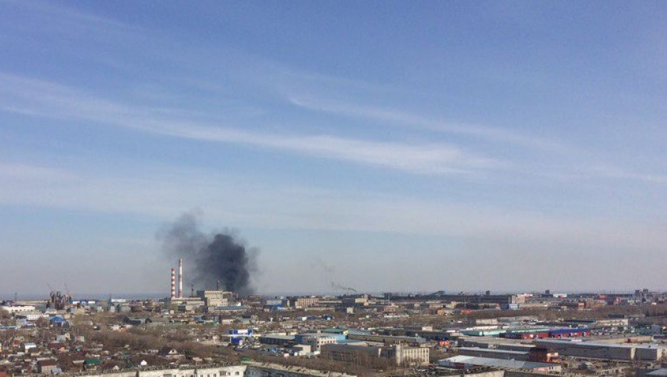 В Барнауле произошел пожар около заброшенного завода технического углерода. 12 апреля 2017 года.