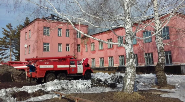 В Троицком районе горела гордеевская сельская школа. 12 апреля 2017 года.