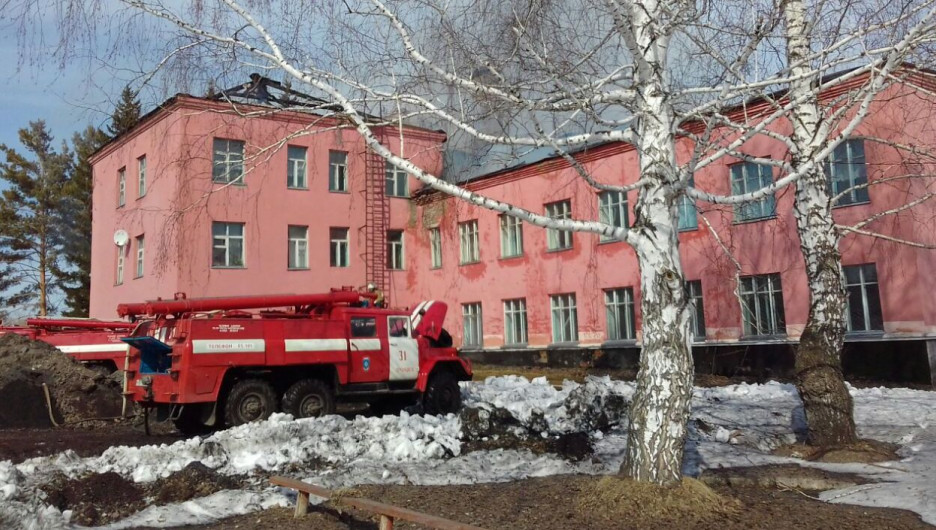 В Троицком районе горела гордеевская сельская школа. 12 апреля 2017 года.