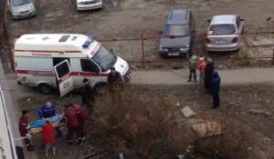 Мужчина выпал из окна в Барнауле. 13 апреля 2017 года.