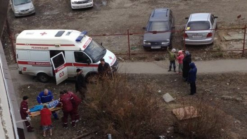 Мужчина выпал из окна в Барнауле. 13 апреля 2017 года.