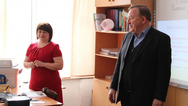 Александр Карлин посетил школу №1 в Залесово