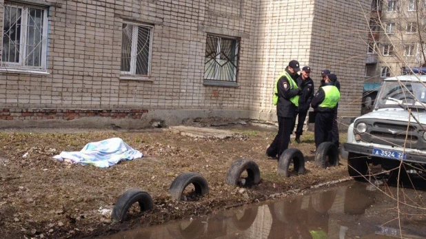 В Барнауле мужчина выпал из окна общежития