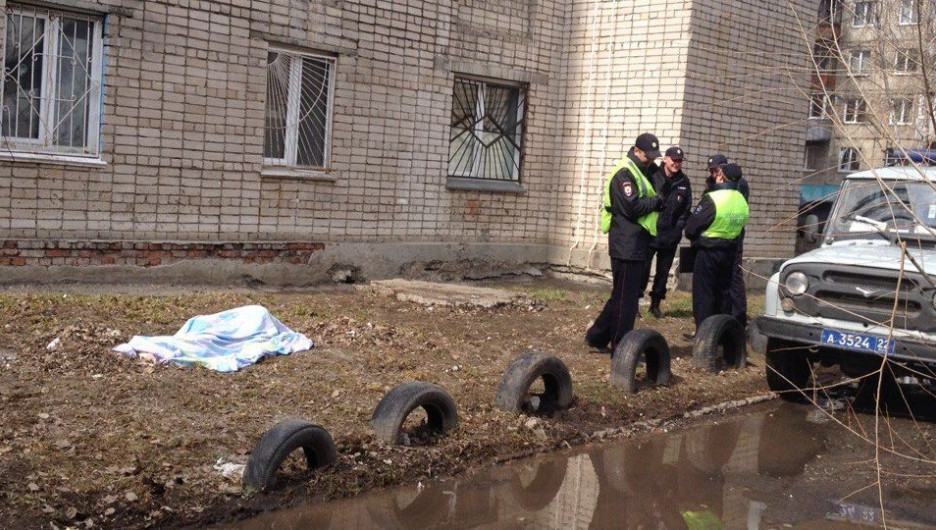 В Барнауле мужчина выпал из окна общежития