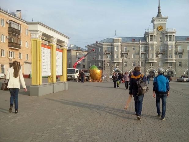 Символ Светлой Пасхи на площади Октября в Барнауле.