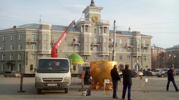 Символ Светлой Пасхи на площади Октября в Барнауле.