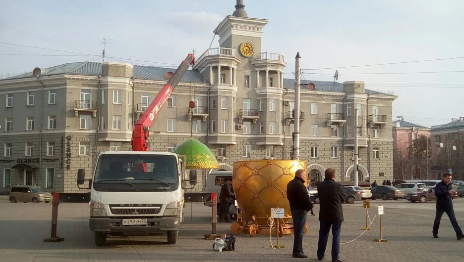 Символ Светлой Пасхи на площади Октября в Барнауле.