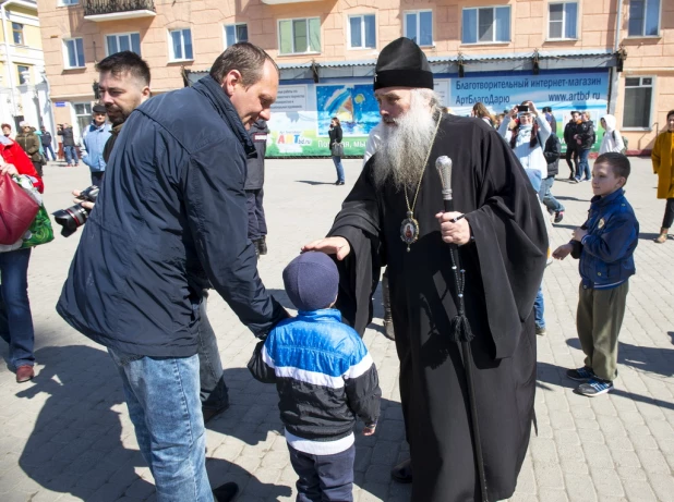 Освящение символа пасхи в Барнауле.