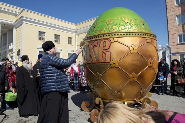 Освящение символа пасхи в Барнауле.