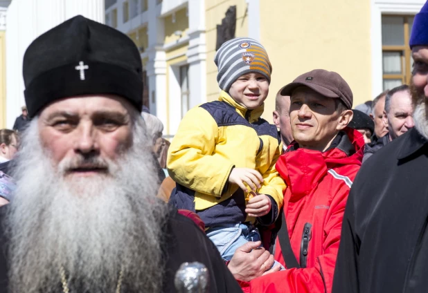 Освящение символа пасхи в Барнауле.