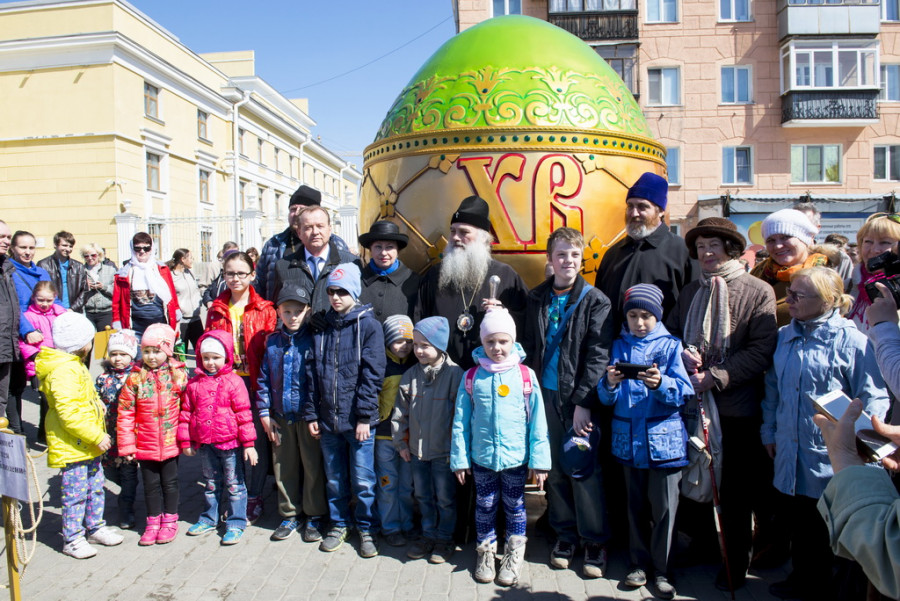 Освящение символа пасхи в Барнауле.