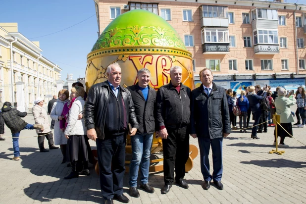 Освящение символа пасхи в Барнауле.