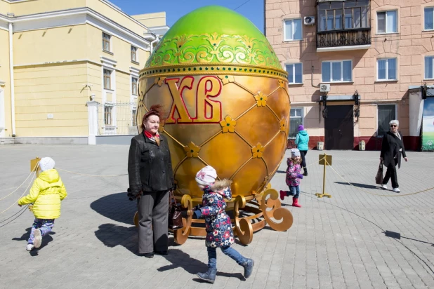 Освящение символа пасхи в Барнауле.