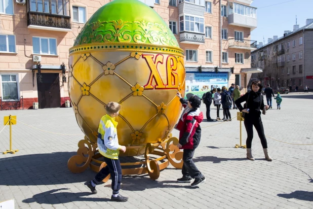 Освящение символа пасхи в Барнауле.