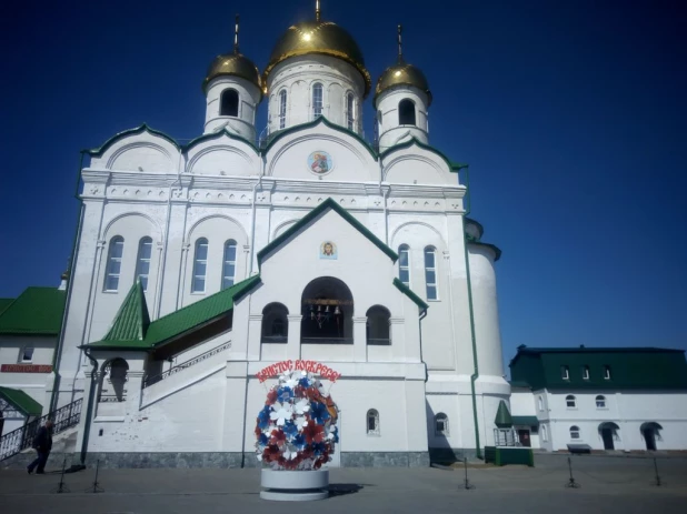 В районе новостроек появилось огромное пасхальной яйцо