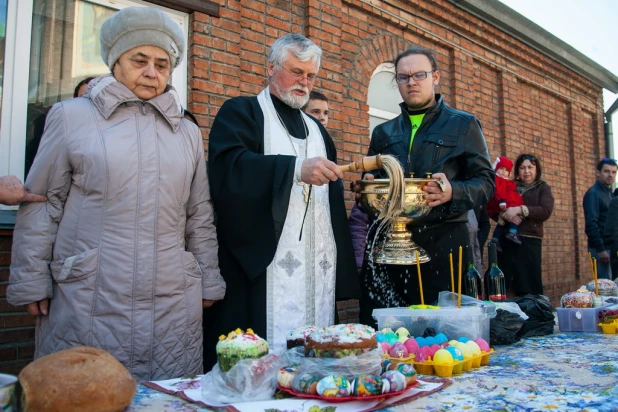 Освящение куличей и пасхальных яиц.