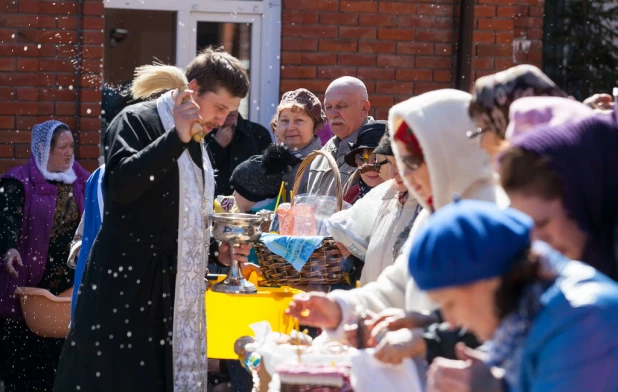 Освящение куличей и пасхальных яиц.