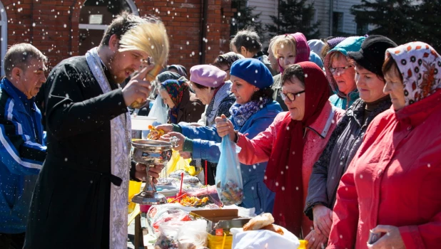 Освящение куличей и пасхальных яиц.