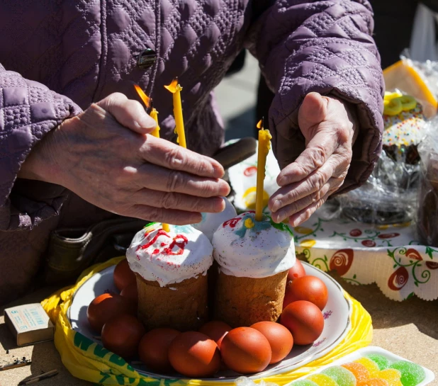 Освящение куличей и пасхальных яиц.