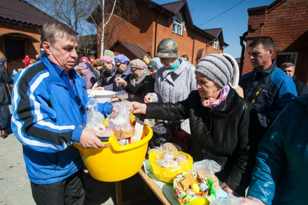 Освящение куличей и пасхальных яиц.