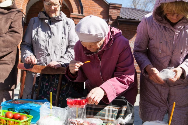 Освящение куличей и пасхальных яиц.