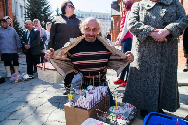 Освящение куличей и пасхальных яиц.