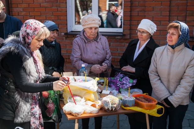 Освящение куличей и пасхальных яиц.