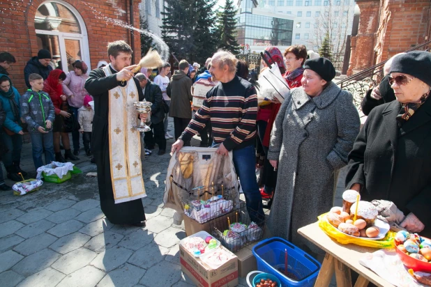 Освящение куличей и пасхальных яиц.