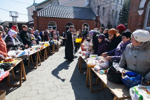 Освящение куличей и пасхальных яиц.