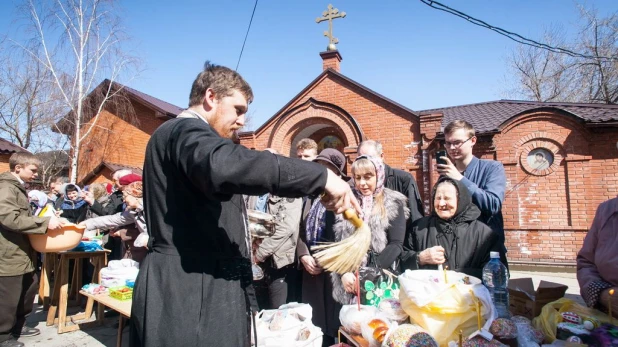 Освящение куличей и пасхальных яиц.