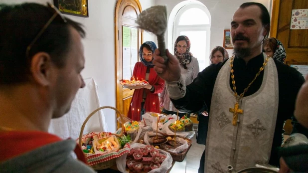 Освящение куличей и пасхальных яиц.