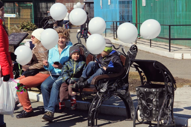 Открытие скамейки добра в Барнауле.