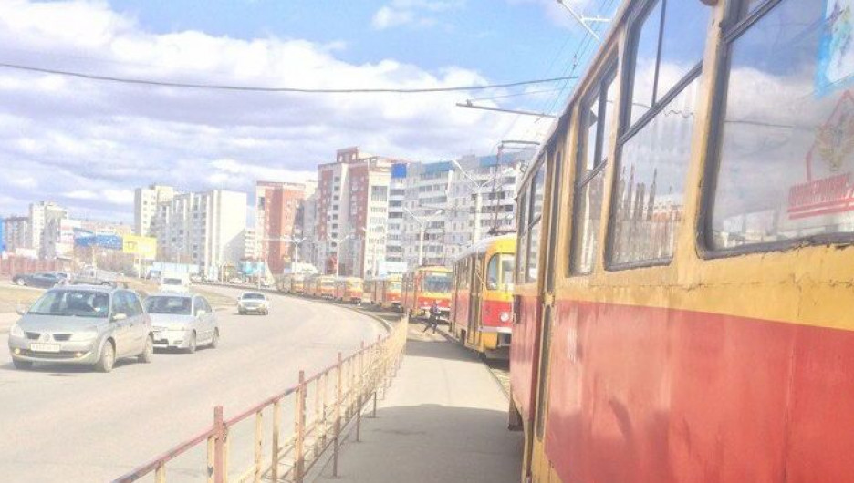 В Барнауле трамвай сошел с рельсов
