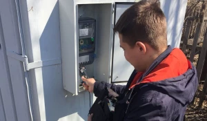Инспекторы "Алтайкрайэнерго" проводят инструментальную проверку прибора учета.