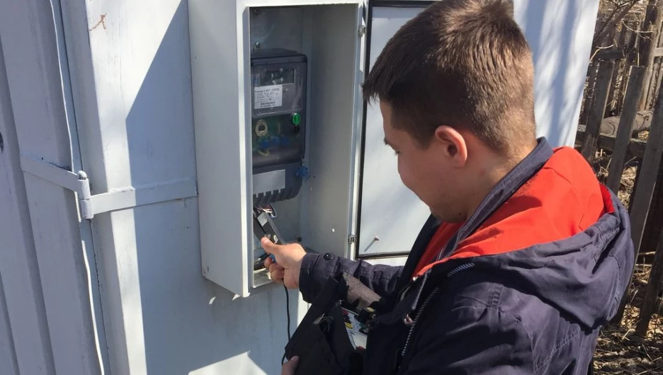 Инспекторы "Алтайкрайэнерго" проводят инструментальную проверку прибора учета.