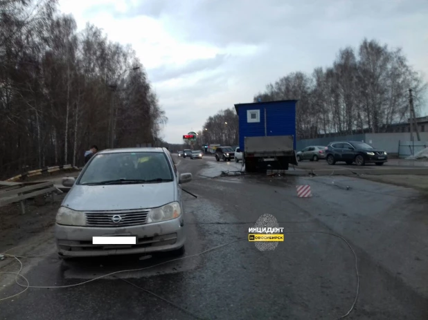 В Новосибирске из-за погрузчика упал столб. 19 апреля 2017 года.