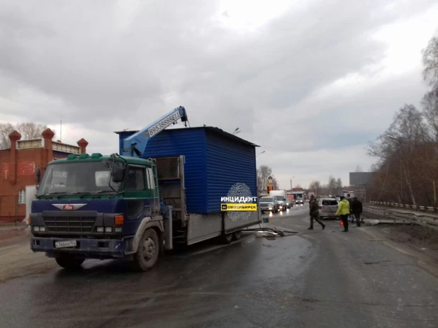 В Новосибирске из-за погрузчика упал столб. 19 апреля 2017 года.