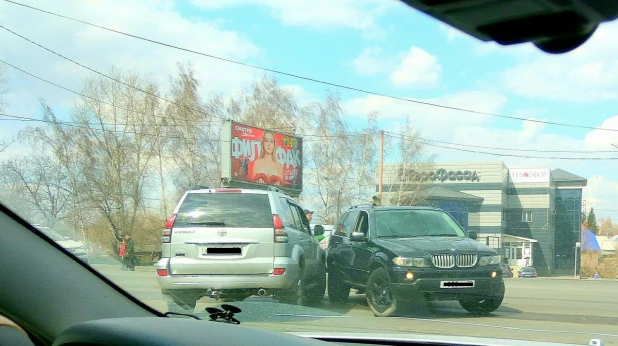 ДТП на перекрестке Павловского тракта с улицей Фурманова. Барнаул, 20 апреля 2017 года.