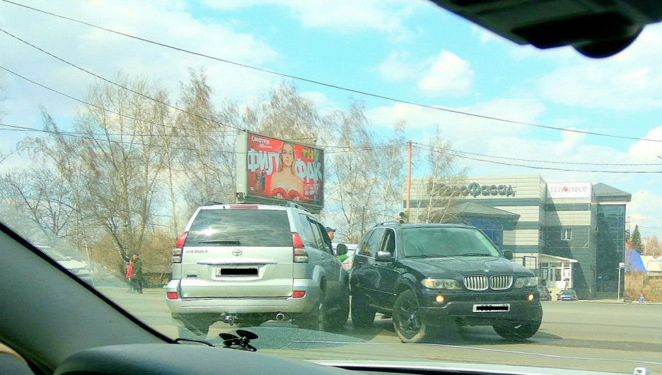 ДТП на перекрестке Павловского тракта с улицей Фурманова. Барнаул, 20 апреля 2017 года.