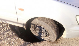 На улице Юрина машина провалилась в яму на дороге, отремонтированной накануне. 21 апреля 2017 года.