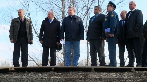 Александр Карлин осмотрел дамбу в Тальменском районе