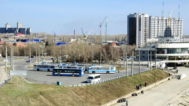 Обь в районе Речного вокзала в Барнауле. 21 апреля 2017.