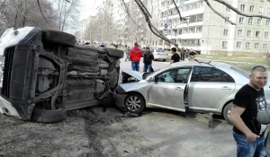 Nissan перевернулся на бок в результате ДТП в Барнауле.